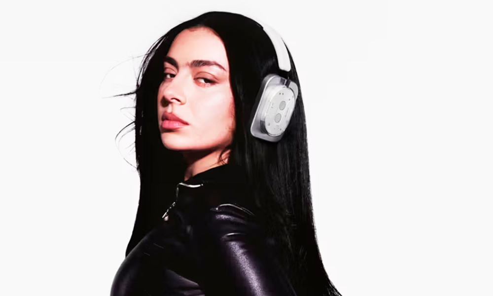 Charli XCX coloca nas passarelas sua coleção primavera-verão. Ou na verdade apenas seu mais novo single, “SS26”. OK, Madonna?
