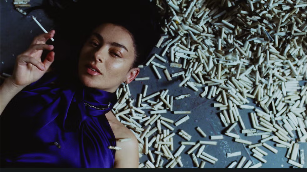 Popnotas: O rock contra Charli XCX. Kurt Vile testa som inédito em session. E o Underworld de volta à pista de dança