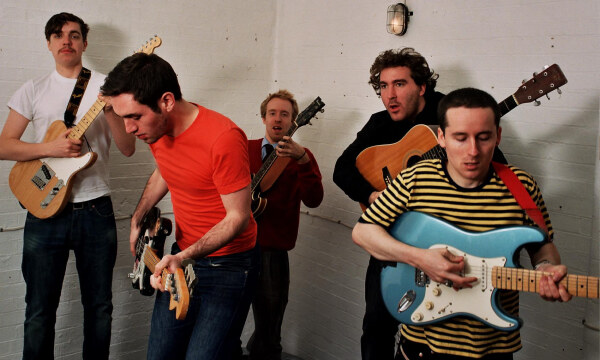 Hot Chip relembra sua era de ouro e anuncia reedições de discos clássicos com gravações raras