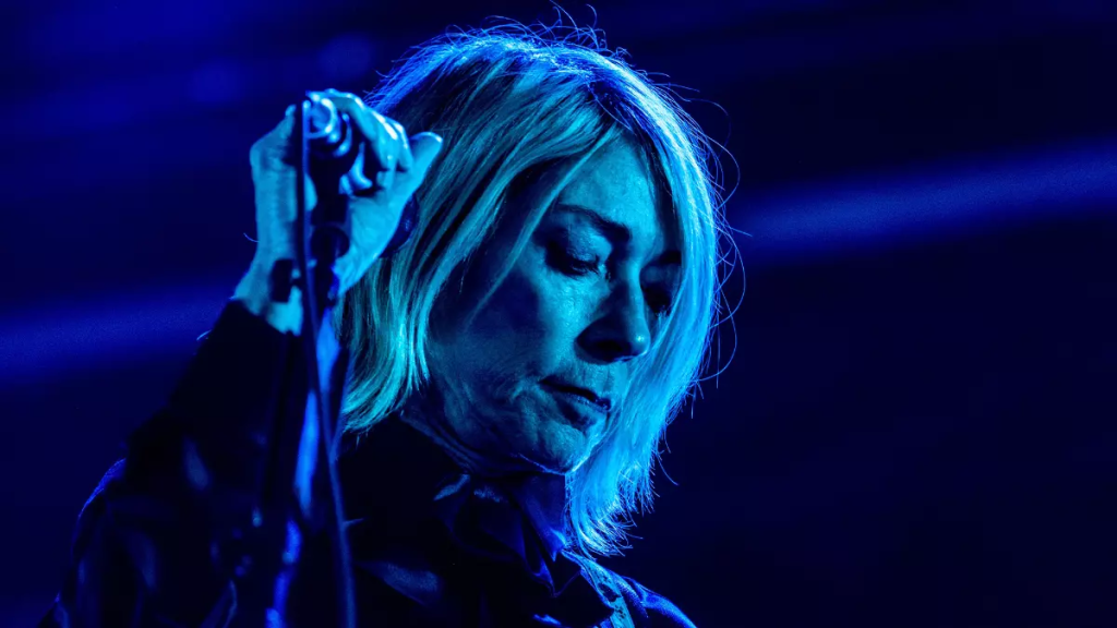 Deslumbrante, eclética e visceral: Kim Gordon desfila rock (e outros sons) em show lindo no Le Trianon de Paris