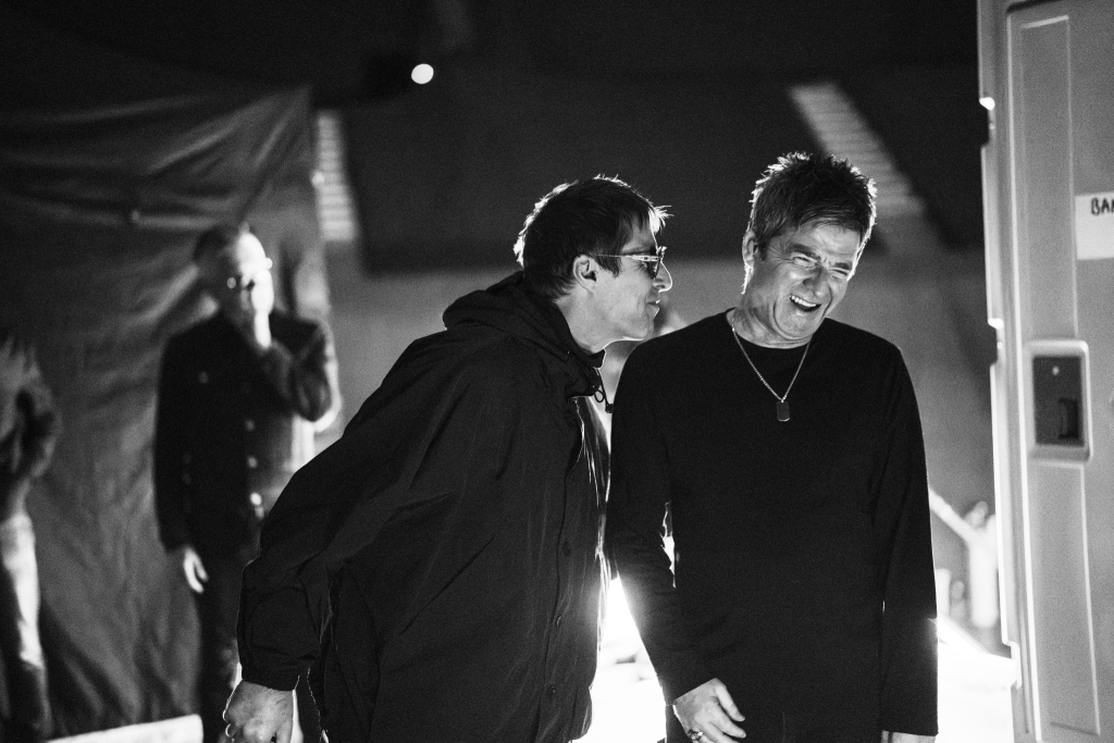 Estamos preparados? Filme que vai mostrar os bastidores da reunião do Oasis e o reencontro dos Gallagher ganhará os cinemas mundiais em setembro