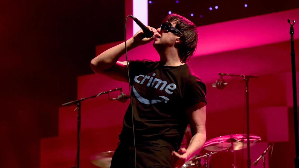 Com viagem marcada para o Brasil, Strokes solta mais um som inédito, lentinho e, claro, turbinado com Auto-Tune