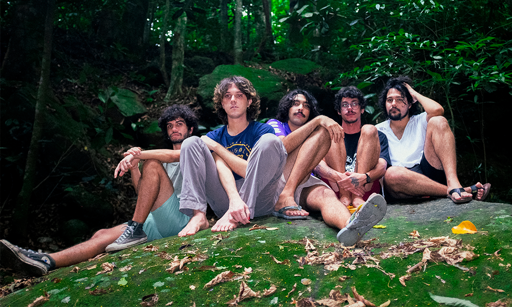 CENA – Mais de show que de estúdio, a  banda Tangolo Mangos criou seu segundo álbum na estrada. O Nome:    “Pedagios Y Caronas”. Ouça com exclusividade na Popload