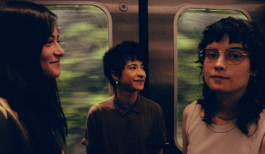 CENA – Ursamenor estreia com “Meia Volta” e tenta furar o piloto automático do indie rock brasileiro