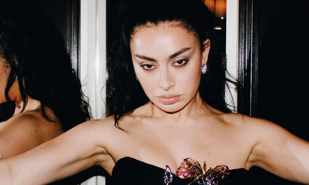 Depois de fazer um rock e decretar a morte da pista de dança, Charli XCX bota o Martin Scorsese, o Marc Jacobs e o John Cale na capa do novo disco. Hein?