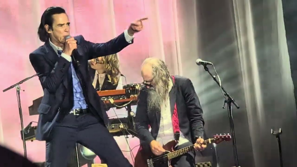 Olha ele… Nick Cave abre turnê de verão na Europa tocando raridades após quase quatro décadas e até The Pogues