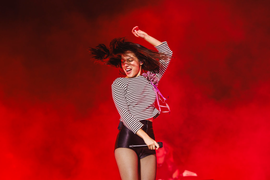A Olivia Rodrigo é mais indie do que eu e você… Popstar arma zine com bíblia indie e monta o próprio super festival de meninas que tem até o Bikini Kill
