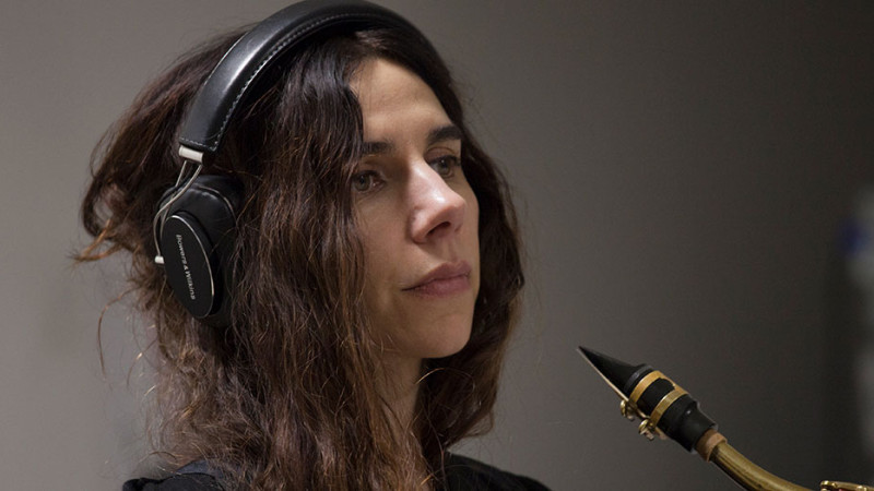 Lá vem ela… Inspirada pela galáxia, PJ Harvey solta nova música e abre ciclo para próximo disco de estúdio