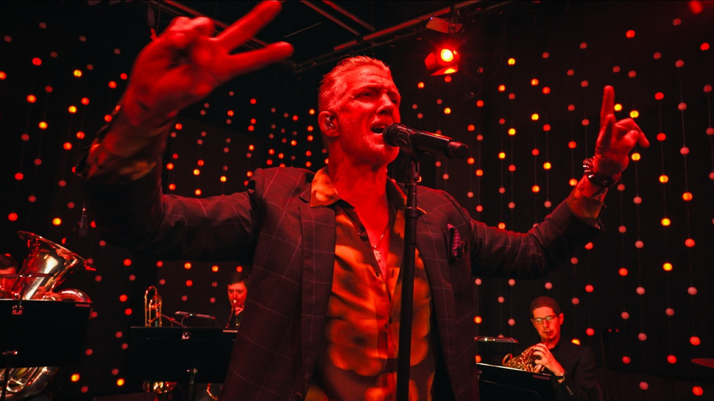 Queens of the Stone Age ativa modo teatral em session incrível para a KEXP