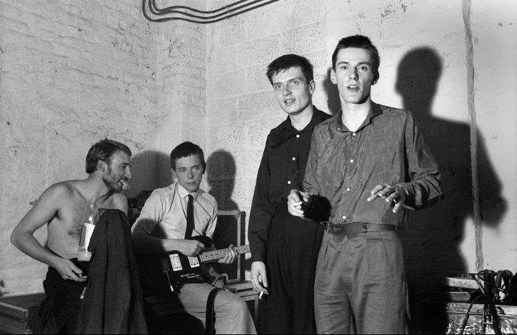 Joy Division, em estado bruto no palco, vai ganhar uma caixa gigante com 16 discos ao vivo, incluindo o último show da banda. Entendeu?