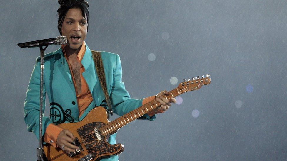 Vem aí um novo álbum póstumo e cheio de novidades do eterno Prince. Ouça a inédita “Stone”