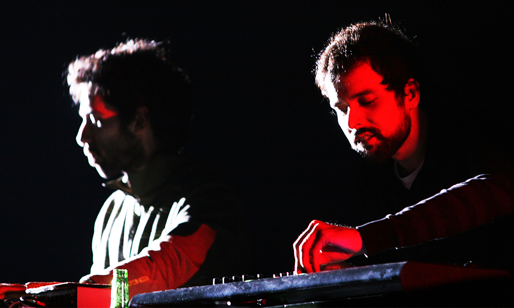 A incrível volta do duo carioca The Twelves. E o que o Daft Punk tem a ver com isso. Relembre (ou conheça) a trajetória do duo carioca, do Coachella (e  Popload Festival) aos programas da BBC inglesa
