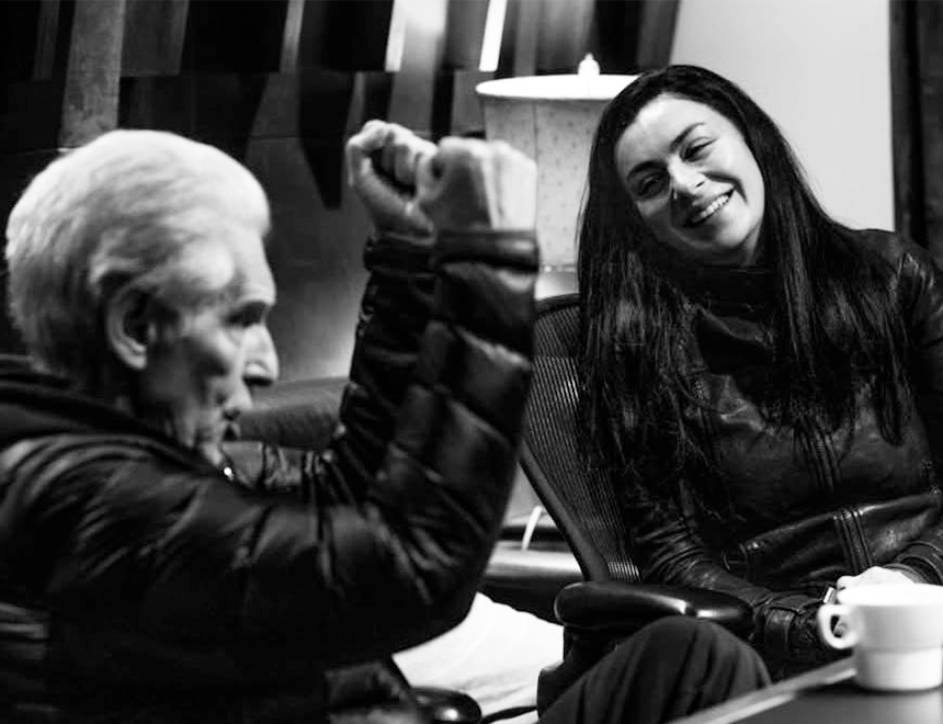 “Music, Film, Polêmica”. O misterioso caso da última faixa do disco da Charli XCX, que tem o David Cronenberg. E a versão que NÃO tem o cineasta, mas dura para sempre. Hein?
