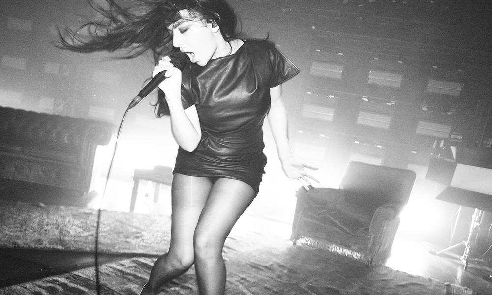 Toma a crítica, porque agora deu para entender direitinho. “Music, Fashion, Film” faz o rock soar como Charli XCX, não o contrário
