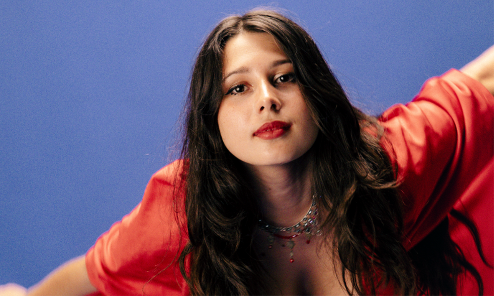 CENA – Julia Guedes estreia em single triplo mostrando que a nova MPB tem mulheres por trás de todas as escolhas