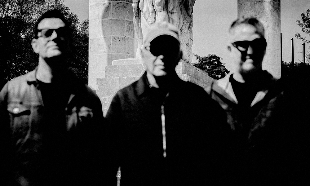 Controverso, turbulento e sempre lendário como sua história, o trio inglês New Order é confirmado para show em novembro em São Paulo. Pera… Trio? Seria a despedida dos palcos brasileiros? Seria uma das últimas apresentações da banda na vida?