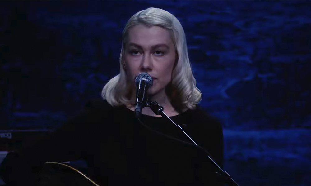 Phoebe Bridgers não para. Depois de levar na terça uma banda de adolescentes para debutar ao vivo na TV seu single “Lost Boys”, ontem no mesmo programa do Jimmy Fallon ela tocou a música em versão acústica, mas desta vez com uma banda de senhores