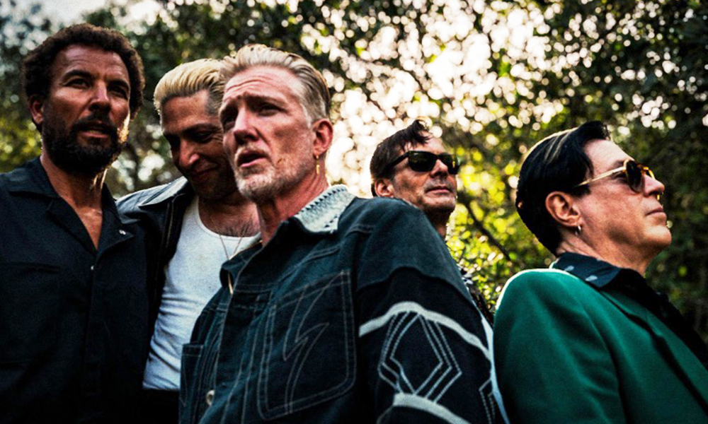 Queens of the Stone Age sai das catacumbas finalmente e lança a inédita “Easy Street”. Josh Homme está no gás. E meio estranho