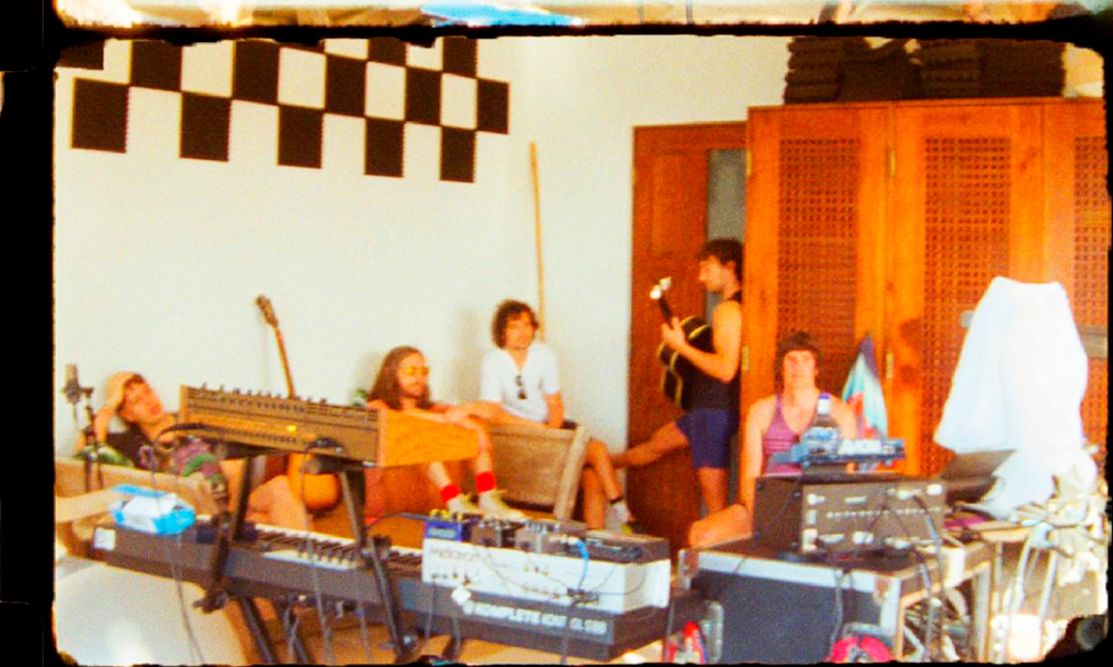 Strokes novo ao vivo. Veja duas do “Reality Awaits” em show de ontem nos EUA. E ainda o minidoc de dez minutos das gravações do álbum na Costa Rica