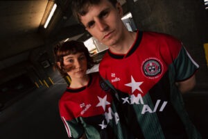 Futebol é pop. Bohemian FC lança outra camisa genial com banda e se junta ao Massive Attack no auxílio ao sistema médico de Cuba