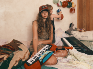 CENA – Enquanto “Cosmo Dorme”, Raquel Dimantas desperta para um novo mundo com seu novo álbum. E nos leva junto