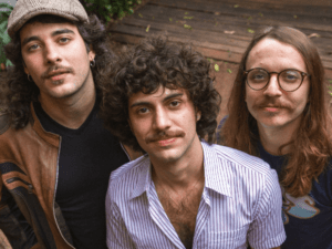 CENA – Enquanto grande parte da bandas veste ironia, a Colomy escolhe a vulnerabilidade em “Pra Quem Andou Perdido”
