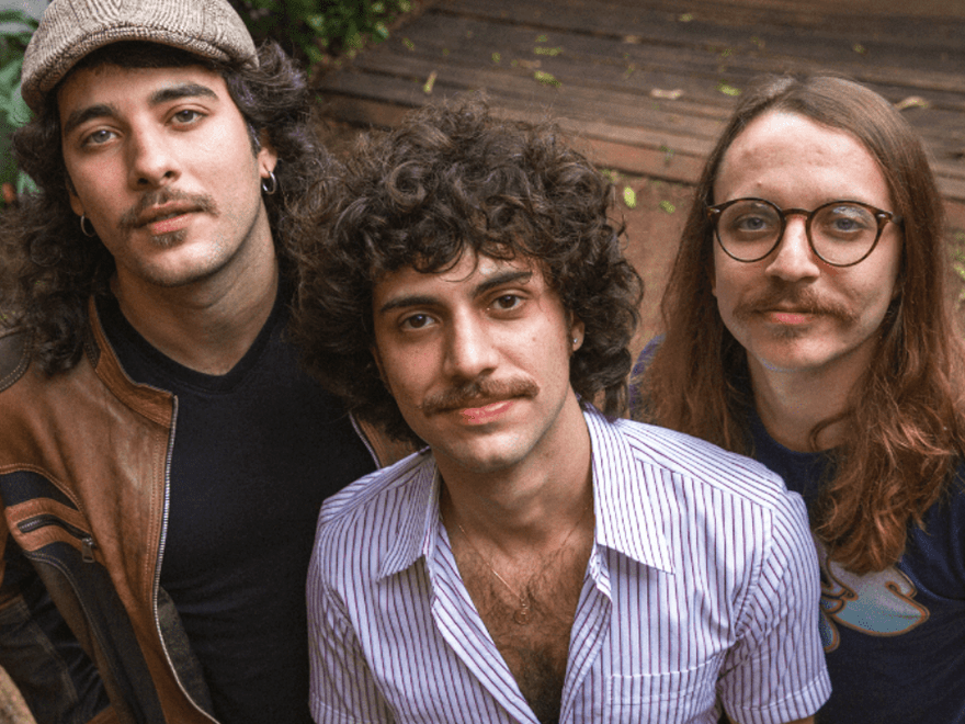 CENA – Enquanto grande parte da bandas veste ironia, a Colomy escolhe a vulnerabilidade em “Pra Quem Andou Perdido” CENA – Enquanto grande parte da bandas veste ironia, a Colomy escolhe a vulnerabilidade em “Pra Quem Andou Perdido”