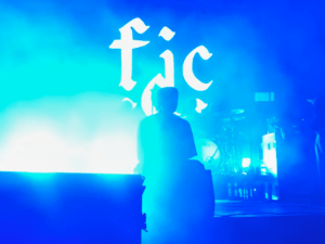 Pesado, tenso. A volta do Fontaines D.C. ao vivo na Espanha. Mostrando logo duas músicas novas