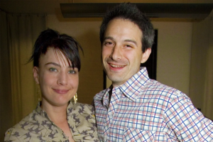 Bikini Kill e Beastie Boys juntos. Além de casal, Kathleen Hanna e Ad-Rock agora transformaram o Justin Bieber em protesto anti-ICE. Entendeu?