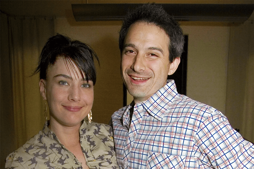 Bikini Kill e Beastie Boys juntos. Além de casal, Kathleen Hanna e Ad-Rock agora transformaram o Justin Bieber em protesto anti-ICE. Entendeu? Bikini Kill e Beastie Boys juntos. Além de casal, Kathleen Hanna e Ad-Rock agora transformaram o Justin Bieber em protesto anti-ICE. Entendeu?