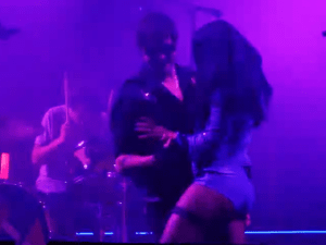 Quem está no controle? O maravilhoso e simbólico encontro de Strokes e Charli XCX no palco do Outside Lands, nos EUA. A “rival” inglesa cantou “Take It or Leave It” com Julian Casablancas